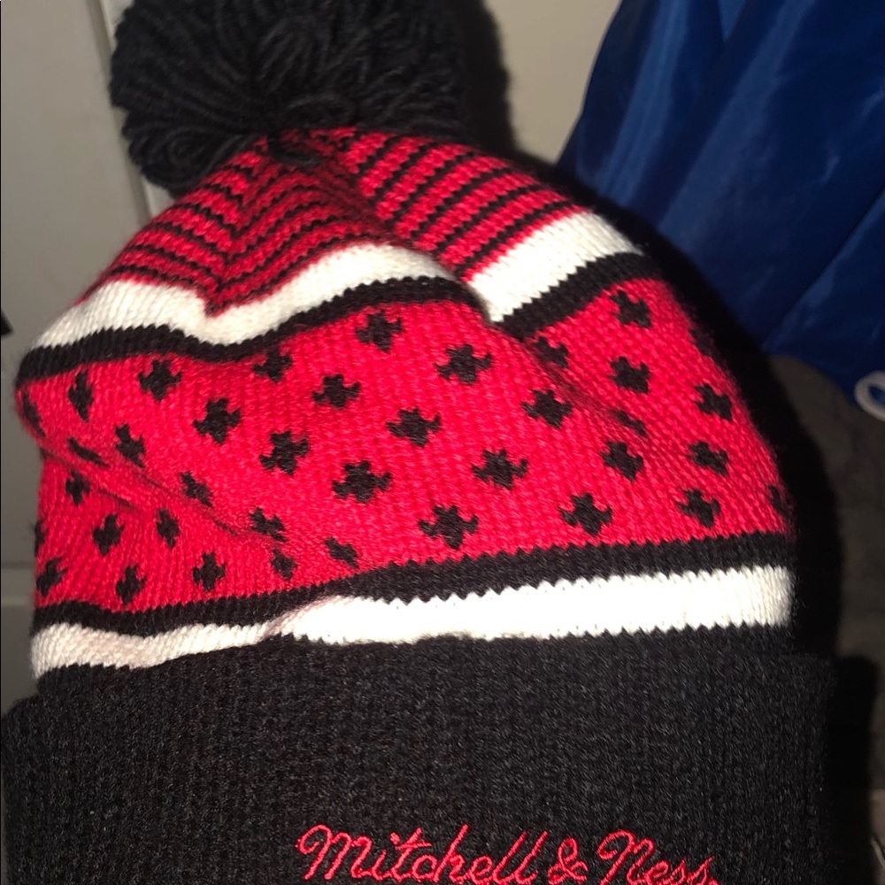 NBA Chicago Bulls Winter Hat New With Tags - Red , Black, Whitevery comfortable - Picture 6 of 8